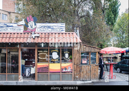 Un fast food restaurant avec un projet de loi conseil d'Minnie Mouse in yerevan,l'Arménie. Banque D'Images