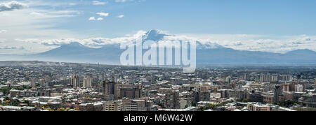 Vue sur le centre-ville d'Erevan avec le mont Ararat à l'horizon. Banque D'Images