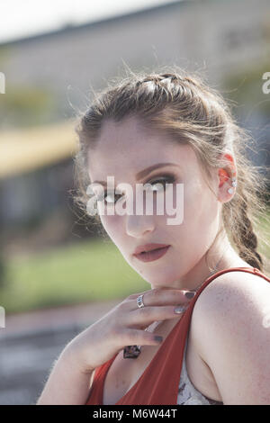 Piscine close up portrait d'une jeune femme avec des yeux maquillage et une tresse Banque D'Images