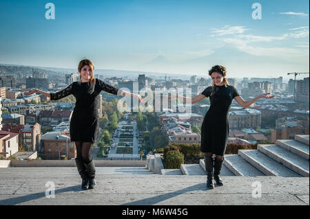 Deux femmes sur le haut de la Cascade museum à Erevan, en montrant l'horizon de la ville. Banque D'Images