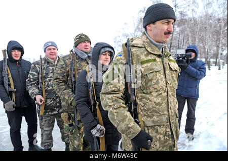 Les conscrits de l'Ukraine a pris position sur tir debout avec kalachnikov. Le 1 février 2018. Gamme militaire dans Novo-Petrivtsi, Ukraine Banque D'Images