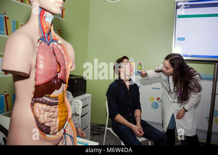 Un médecin vérifie l'état de santé du patient à l'exposition interactive "Devenir un médecin avec EMIA' à VDNH à Moscou, Russie Banque D'Images