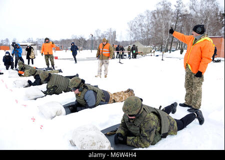 Les conscrits de l'Ukraine a pris position sur la plage de prise de vue portant sur les tapis. Le 1 février 2018. Gamme militaire dans Novo-Petrivtsi, Ukraine Banque D'Images