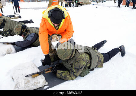 Les conscrits de l'Ukraine a pris position sur la plage de prise de vue portant sur les tapis. Le 1 février 2018. Gamme militaire dans Novo-Petrivtsi, Ukraine Banque D'Images