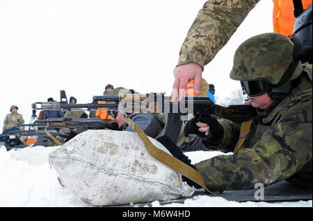 Les conscrits de l'Ukraine a pris position sur la plage de prise de vue portant sur les tapis. Le 1 février 2018. Gamme militaire dans Novo-Petrivtsi, Ukraine Banque D'Images