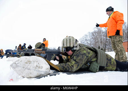 Les conscrits de l'Ukraine a pris position sur la plage de prise de vue portant sur les tapis. Le 1 février 2018. Gamme militaire dans Novo-Petrivtsi, Ukraine Banque D'Images