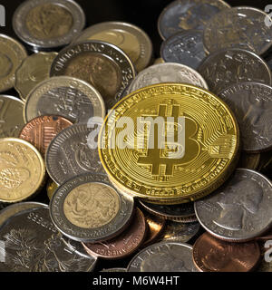 Bitcoin or sur un tas de pièces diverses. Banque D'Images