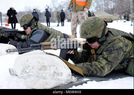 Les conscrits de l'Ukraine a pris position sur la plage de prise de vue portant sur les tapis. Le 1 février 2018. Gamme militaire dans Novo-Petrivtsi, Ukraine Banque D'Images