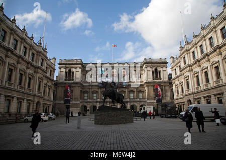 L'extérieur de l'Académie Royale de Londres, Angleterre, Royaume-Uni. La Royal Academy of Arts ou RA est une institution artistique basé à Burlington House sur Piccadilly. Il a une position unique en tant qu'institution indépendante financée par le secteur privé, dirigé par d'éminents artistes et architectes ; son but est de promouvoir la création, la jouissance et l'appréciation des arts visuels dans le cadre d'expositions. (Photo par Mike Kemp/en images via Getty Images) Banque D'Images