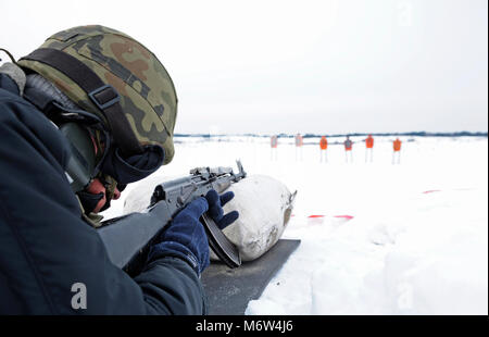 Les conscrits de l'Ukraine a pris position sur la plage de prise de vue portant sur les tapis. Le 1 février 2018. Gamme militaire dans Novo-Petrivtsi, Ukraine Banque D'Images