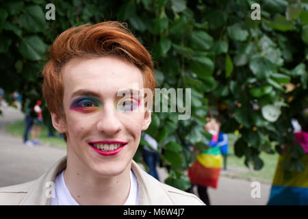 Briser les stéréotypes de genre masculin,UK,transgenres.LGBT Homme portant un miroir.fierté LGBT event,Stoke on Trent, Staffordshire, Royaume-Uni.24 juin 2017. Banque D'Images