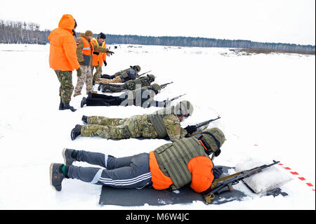 Les conscrits de l'Ukraine a pris position sur la plage de prise de vue portant sur les tapis. Le 1 février 2018. Gamme militaire dans Novo-Petrivtsi, Ukraine Banque D'Images