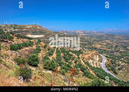 Vue aérienne de champs agricoles et de jardins, l'énergie éolienne générateurs sur hills Banque D'Images