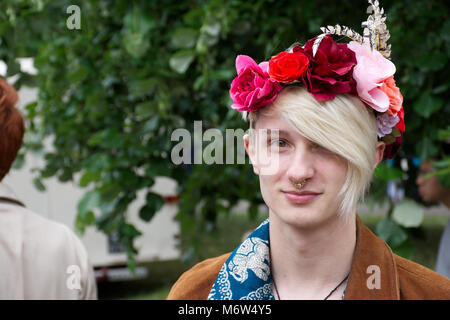 Briser les stéréotypes de genre masculin,UK,transgenres.LGBT Homme portant un miroir.out et fier.fierté LGBT event,Stoke on Trent, Staffordshire, Royaume-Uni.24 juin 2017. Banque D'Images