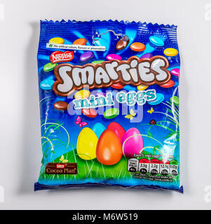 Un paquet de Smarties Nestlé mini oeufs sur un fond blanc. Banque D'Images