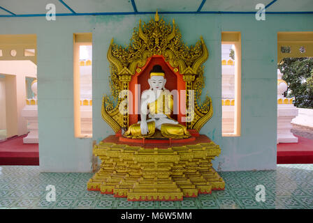 Représentation d'un bouddha à l'intérieur de l'U Min Thonze pagode à Rhône-Alpes Hill, le Myanmar (Birmanie). Banque D'Images