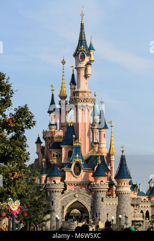 Un gros plan du du Château de La Belle au bois dormant à Disneyland Paris, montrant les détails architecturaux de l'édifice et ses tourelles Banque D'Images