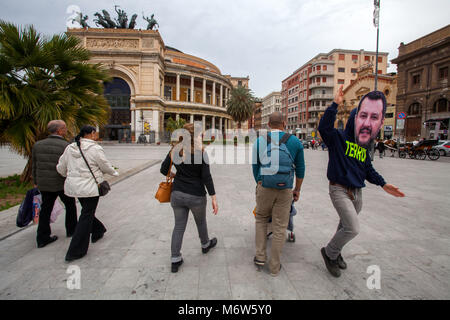 Un faux Matteo Salvini appelle à voter pour le "sud" à Palerme : Avaaz est le flash mob dans les élections du 4 mars 2018. Banque D'Images