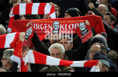 Les fans de Liverpool montrent leur soutien dans les tribunes avant le match de l'UEFA Champions League à Anfield, Liverpool.APPUYEZ SUR ASSOCIATION photo.Date de la photo: Mardi 6 mars 2018.Voir PA Story football Liverpool.Le crédit photo devrait se lire comme suit : Peter Byrne/PA Wire Banque D'Images