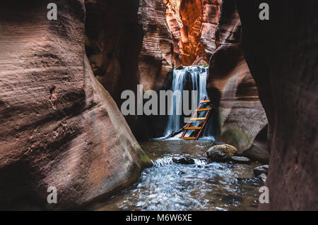 Cascade dans le sud de l'Utah slot canyon Banque D'Images