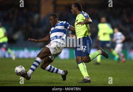 Queens Park Rangers' Nedum Onuoha (à gauche) et Derby County's Cameron Jerome bataille pour le ballon pendant le match de championnat Sky Bet à Loftus Road, London. Banque D'Images