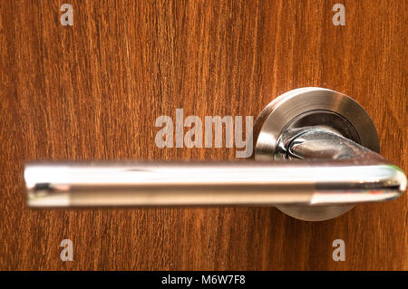 Poignée et porte de bois close up. Belle et élégante porte en bois avec poignée d'argent. Banque D'Images