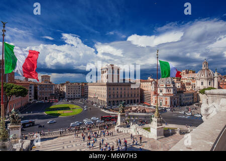 Vue sur la place de Venise (Venise Square) de Vittoriano terrasses panoramiques, dans le centre de Rome Banque D'Images