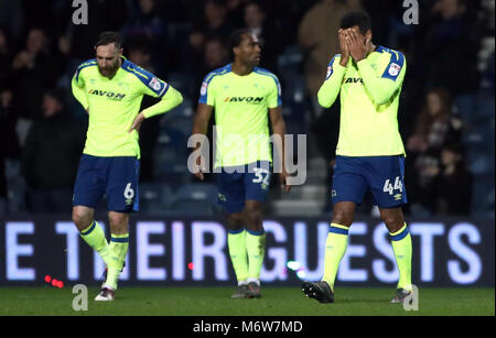 Derby County's Tom Huddlestone (droite) semble découragée après Queens Park Rangers' Massimo Luongo (pas sur la photo) marque son premier but de côtés du jeu pendant le match de championnat Sky Bet à Loftus Road, London. Banque D'Images