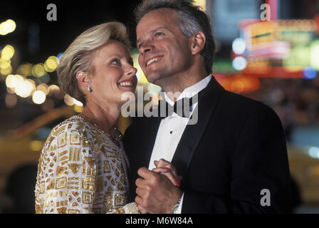 1997 COUPLE D'ÂGE MOYEN HISTORIQUE EN SOIRÉE TIMES SQUARE MIDTOWN MANHATTAN NEW YORK CITY USA Banque D'Images