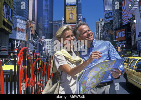 Historique 1997 CAUCASIAN WOMAN HOLDING CARTE PAPIER À TIMES SQUARE MANHATTAN NEW YORK USA Banque D'Images