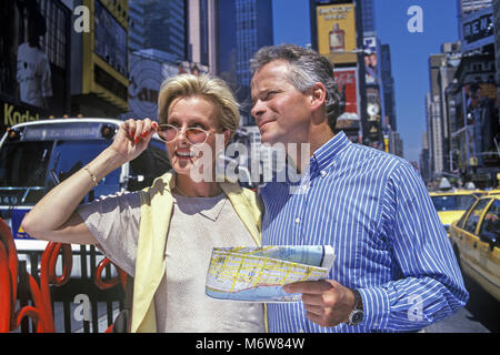 Historique 1997 CAUCASIAN WOMAN HOLDING CARTE PAPIER À TIMES SQUARE MANHATTAN NEW YORK USA Banque D'Images