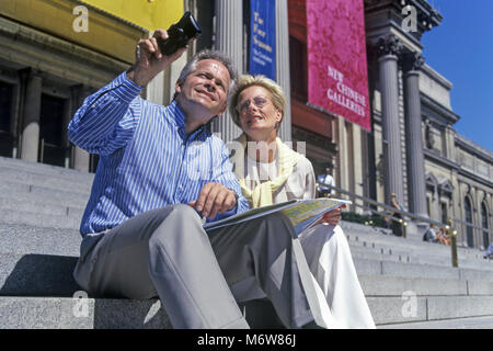 Historique 1997 CAUCASIAN WOMAN HOLDING FILM APPAREIL (©OLYMPUS CORP 1996) au Metropolitan Museum MANHATTAN NEW YORK USA Banque D'Images