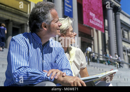 Historique 1997 CAUCASIAN WOMAN HOLDING FILM APPAREIL (©OLYMPUS CORP 1996) au Metropolitan Museum MANHATTAN NEW YORK USA Banque D'Images