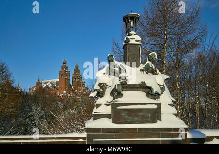 Sur le pont de manière Staues Kelvin, Glasgow, recouvert de neige sur une journée ensoleillée Banque D'Images