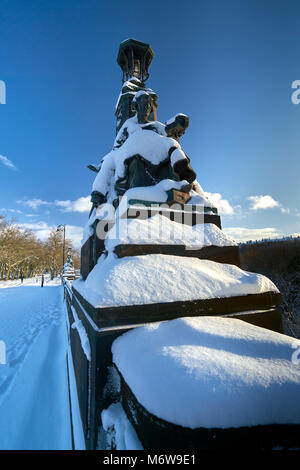 Sur le pont de manière Staues Kelvin, Glasgow, recouvert de neige sur une journée ensoleillée Banque D'Images