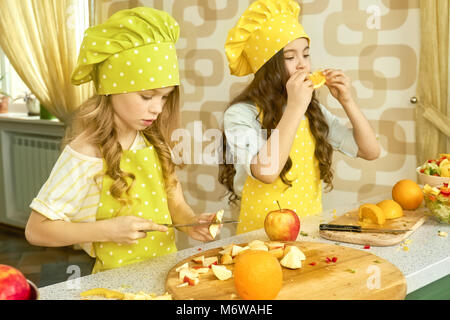 Deux petites filles de la cuisson. Banque D'Images