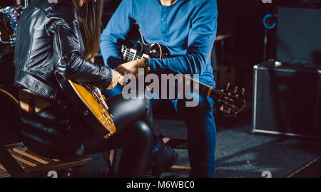 Professeur de musique de guitare d'aider son élève à jouer, gros plan sur les mains Banque D'Images