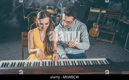 Professeur de piano, donnant des leçons à son élève dans l'école de musique Banque D'Images