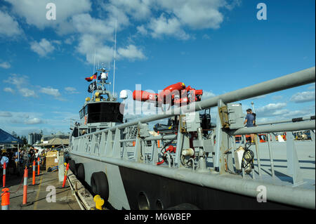 Pont et pont de la Sea Shepherd's fabriqué sur commande, le navire de patrouille à grande vitesse, le 'Ocean Warrior', rouge, avec des canons à eau haute puissance d'éminents Banque D'Images