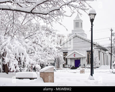 Liverpool, New York, USA. Le 3 mars 2018. Avis de Johnson Park et le Liverpool First United Methodist Church dans la petite ville de Liverpool, New York Banque D'Images