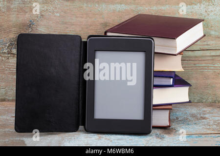 E-Book Reader périphérique sur 24 en bibliothèque. Alternative pour les livres traditionnels. Banque D'Images