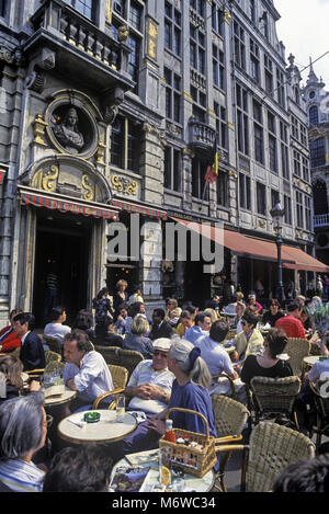 1994 TABLES DES CAFÉS BONDÉS HISTORIQUE GRAND PLACE BRUXELLES BELGIQUE Banque D'Images