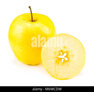 Tranches de pommes Golden Delicious isolé sur blanc. Banque D'Images