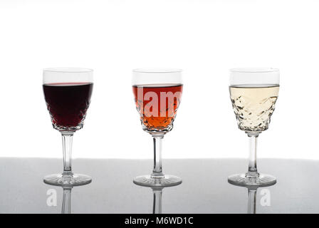 Trois verres de vin, vin rose, vin rouge, vin blanc, fond blanc Banque D'Images