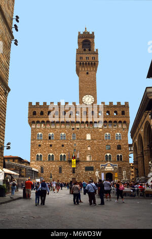 Les touristes dans la Piazza della Signoria en face du Palazzo Vecchio dans le centre historique de Florence - Italie. Banque D'Images