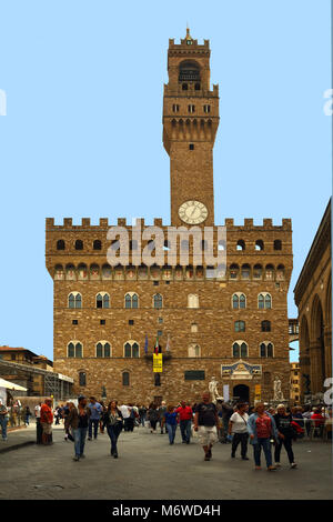 Les touristes dans la Piazza della Signoria en face du Palazzo Vecchio dans le centre historique de Florence - Italie. Banque D'Images