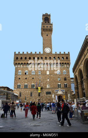 Les touristes dans la Piazza della Signoria en face du Palazzo Vecchio dans le centre historique de Florence - Italie. Banque D'Images