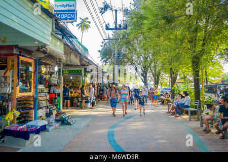 AO NANG, THAÏLANDE - Mars 05, 2018 : vue extérieure de balades touristiques dans les magasins locaux à Ao Nang Beach/marché. Ao Nang beach front market est l'un des spot réputé pour le shopping Banque D'Images