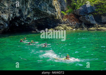 AO NANG, THAÏLANDE - Mars 05, 2018 : les touristes se détendre et nager dans l'eau turquoise à l'île de poulet en Thaïlande. Banque D'Images