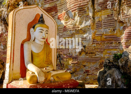 Des pictogrammes sur le plafond et les statues de Bouddha à Kaw-goon grotte, également connu sous le nom de Kawgun Cave Temple ou Grotte des Dix Mille Bouddhas Banque D'Images